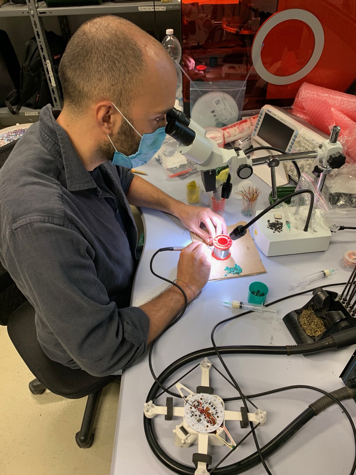 Banco di prototipazione elettronica nell'officina di Torino