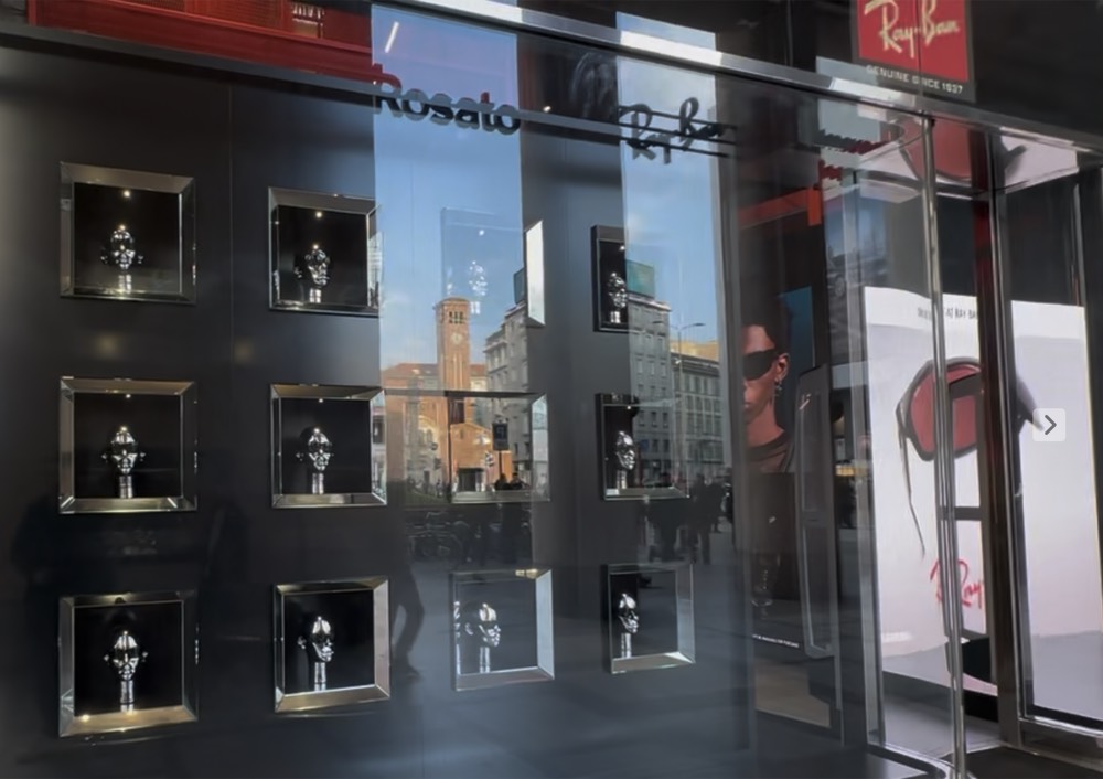 Vetrina Ray-Ban con teste motorizzate che seguono i passanti