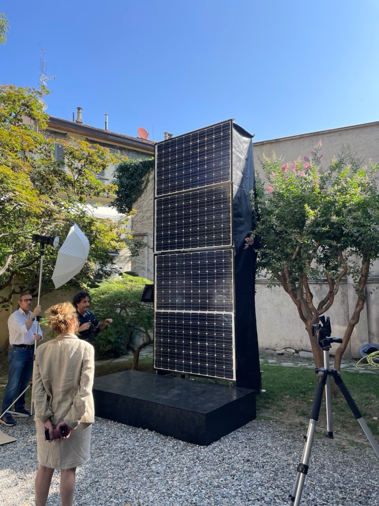 Torre fotovoltaica collegata al sistema di accumulo a sabbia