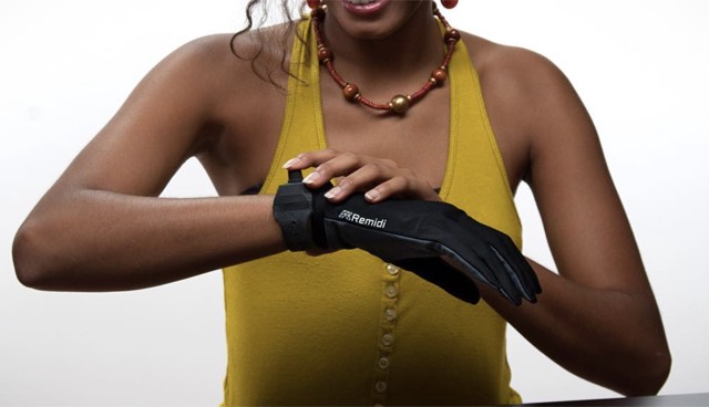 Remidi Glove indossato al polso